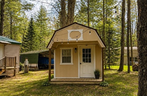 Wauksaukee House | Cabin and bunkhouse on Lake Noquebay - 1 minute from boat launch