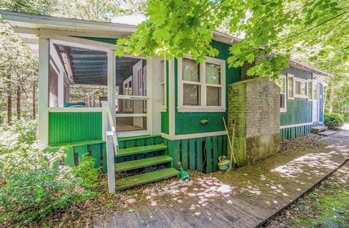 Frankfort House | Cabin-style cottage w/full kitchen, wood-burning fireplace, and full WiFi