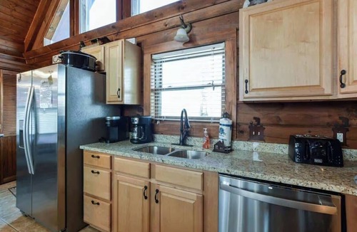 Big Cedars Apartment | Cabin with a hot tub, near Table Rock Lake