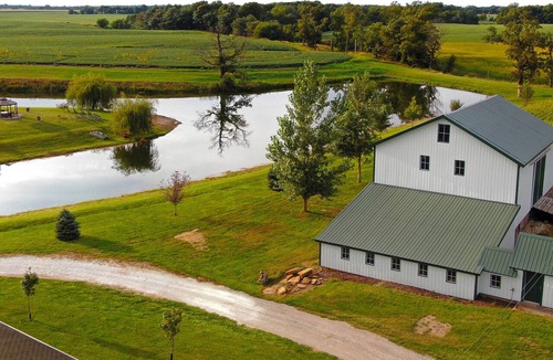 Gerlaw Apartment | Cast & Relax! Lake-View Fishing Cabin in Monmouth