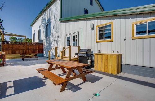Gerlaw Apartment | Cast & Relax! Lake-View Fishing Cabin in Monmouth