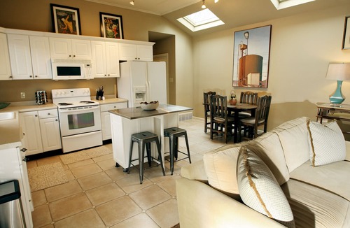 East Midtown Cottage | Central Blue Door.Newly Renovated Historic Midtown Cottage