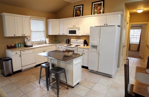 East Midtown Cottage | Central Blue Door.Newly Renovated Historic Midtown Cottage