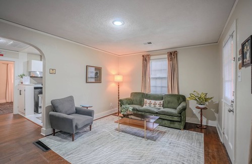 Crosstown House | Centrally Located King Bed Midtown Crosstown 1428