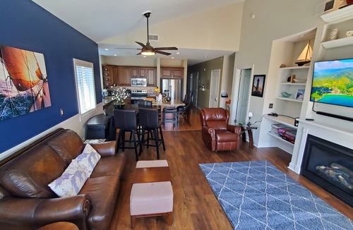 Charlevoix Condo | CHARLEVOIX HOME* LUXURY BEDS/JACUZZI*LEO/MIL/EMS disc