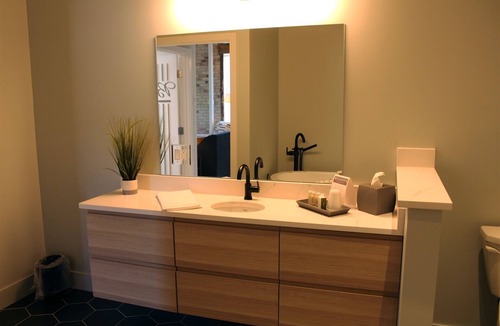 Saugatuck Hotel | Charming 1-bedroom Verona Suite in Saugatuck, perfect for couples getaways.