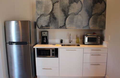 Saugatuck Hotel | Charming 1-bedroom Verona Suite in Saugatuck, perfect for couples getaways.