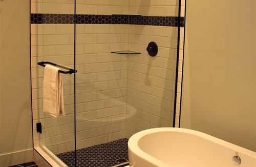 Saugatuck Hotel | Charming 1-bedroom Verona Suite in Saugatuck, perfect for couples getaways.
