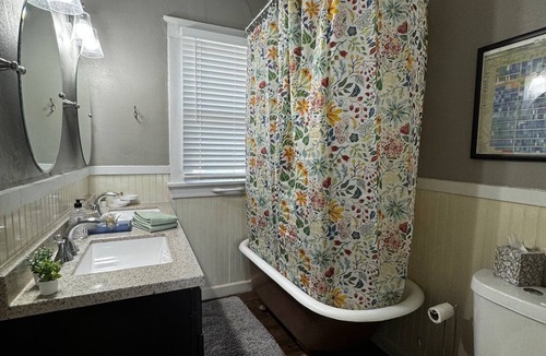 Cooper-Young Historic District House | Charming 2-bed bungalow in the Historic Cooper-Young neighborhood of Memphis!