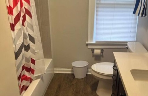 Whiting House | Charming 2-bedroom house in delightful Whiting with AC, WiFi