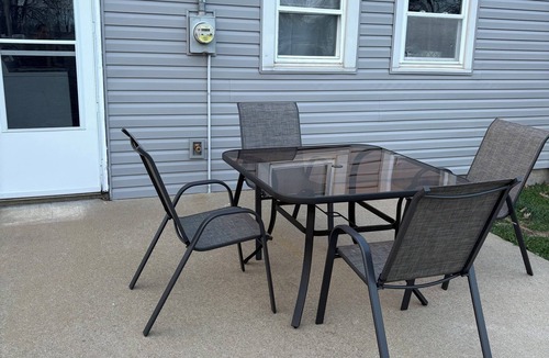 Quincy House | Charming 2-bedroom house with large fenced in yard in the heart of Quincy.