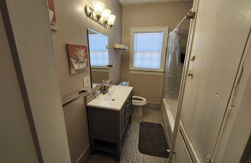 Caddo Heights-South Highlands House | Charming 2 BR retreat in Shreveport, minutes from Casinos, airport & attractions