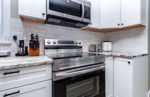 Wayne County House | Charming 3-bedroom Canal House located on Silver Creek with Lake Erie access.
