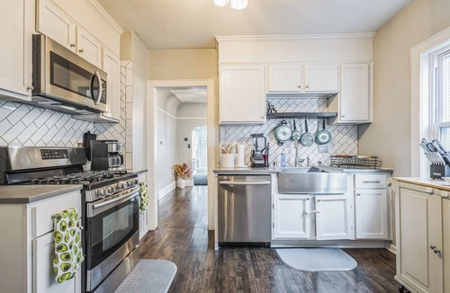 Bay View House | Charming 3-bedroom house in delightful Milwaukee with AC, WiFi