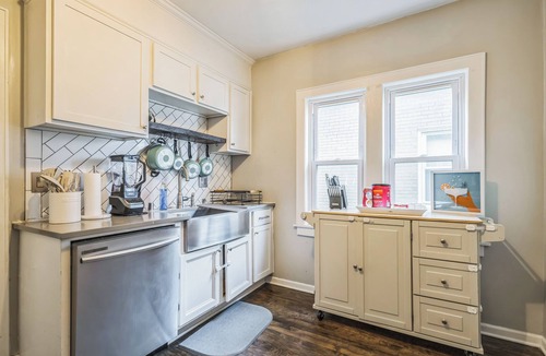 Bay View House | Charming 3-bedroom house in delightful Milwaukee with AC, WiFi