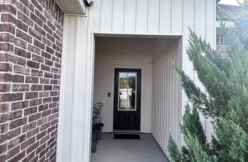 Crown Point House | Charming 3-bedroom house with AC 15 minutes outside the city.