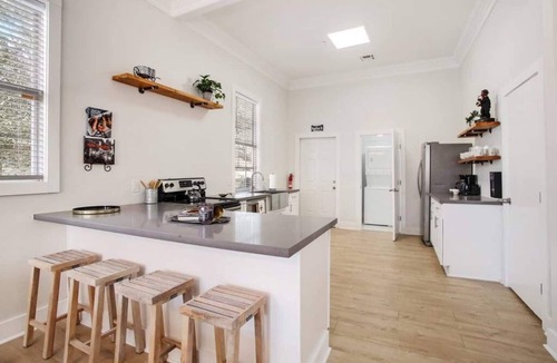 Seventh Ward House | Charming 3BR Treme home with patio. Sleeps 6, Wi-Fi, laundry, walk to French Quarter & Fair Grounds