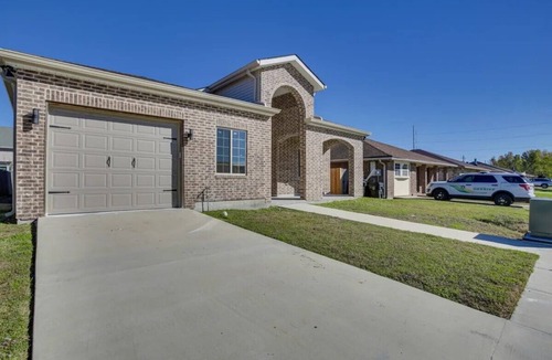 West Lake Forest House | Charming 4-bedroom bungalow with WiFi and AC in vibrant New Orleans