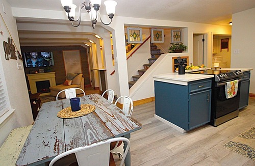 Gun Barrel City House | Charming and cozy. Vintage New Orleans vibe. Balcony view, hot tub and fire pit.