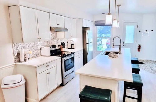 Saugatuck Condo | Charming Bayview - Downtown Condo with pool!