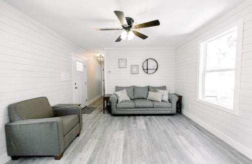 Owensville House | Charming Cabin in the Woods - Peaceful Glamping Spot near Owensville, Missouri