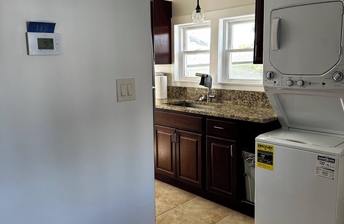 Kenner - Louis Armstrong International Airport Cottage | Charming cottage in Metairie with AC and WiFi. Enjoy your stay