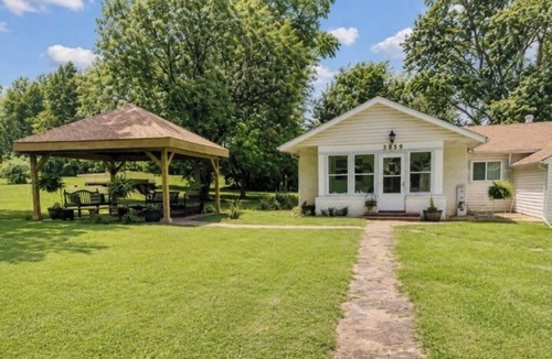 Farmington Cottage | Charming Country Cottage on nearly four acres.