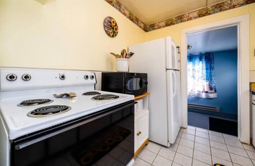 Three Oaks House | Charming/Cozy 2 BR 1 Bath steps from downtown.