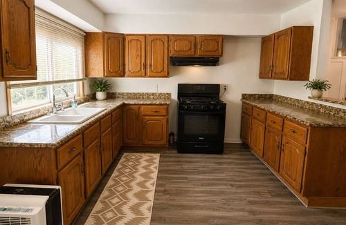 Harvey House | Charming Farmhouse 0.6 Miles from Ingall's University of Chicago Hospital
