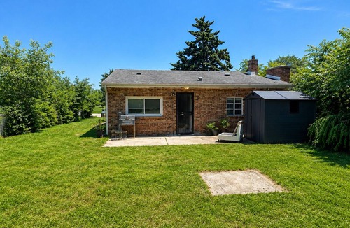 Harvey House | Charming Farmhouse 0.6 Miles from Ingall's University of Chicago Hospital