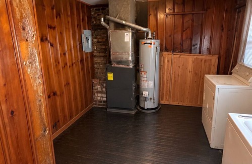 Harvey House | Charming Farmhouse 0.6 Miles from Ingall's University of Chicago Hospital
