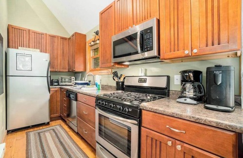 Traverse City House | Charming lake cottage with a wet bar, firepit, fast WiFi, & washer/dryer