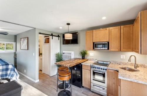 Kalamazoo House | Charming Lakefront Cabin Amazing to Reconnect with Nature in Kalamazoo, Michigan