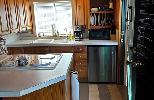 Harrison Cabin | Charming Lakefront log cabin 2bd-1 bath on Bluegill Lake in Harrison, MI
