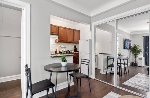Oak Park Apartment | Charming Loft: King Bd/Elevator/Train/Bus/Shops