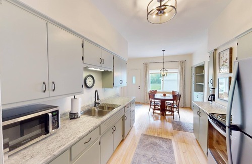 Green Bay House | Charming Lower Near Hospitals/Green Bay/Astor