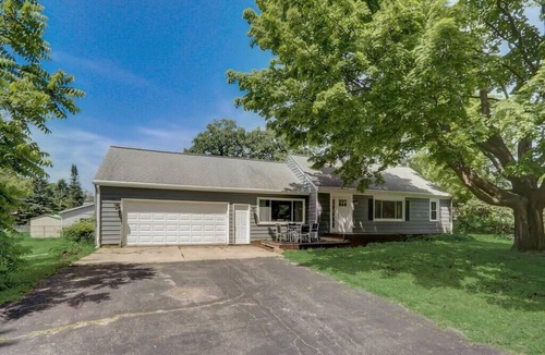 Muskego House | Charming Muskego House, Walk to Lake & Restaurants
