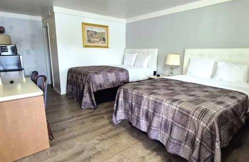 South Holland Hotel | Charming Pet-Friendly Room w/Free Parking - Near South Holland Metro