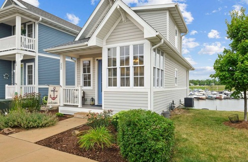 Ottawa House | Charming, pet-friendly waterfront home