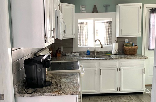 South Haven Cottage | Charming South Haven Cottage - 5 minute to the beach!