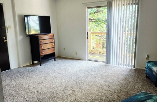 Overland Apartment | Chic 1- Queen Bed, Non Smoking-Near Airport, Kitchen, Twin Bed