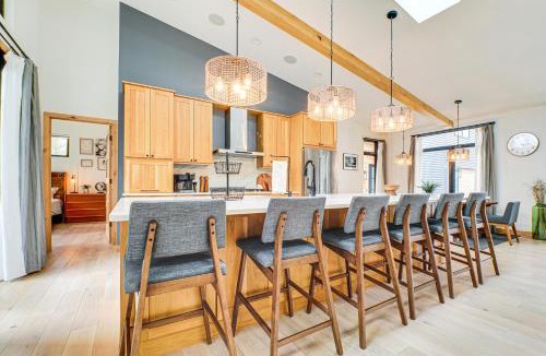 Bellaire House | Chic Bellaire Home w/Outdoor Kitchen on Clam Lake