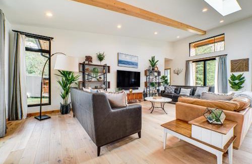Bellaire House | Chic Bellaire Home w/Outdoor Kitchen on Clam Lake