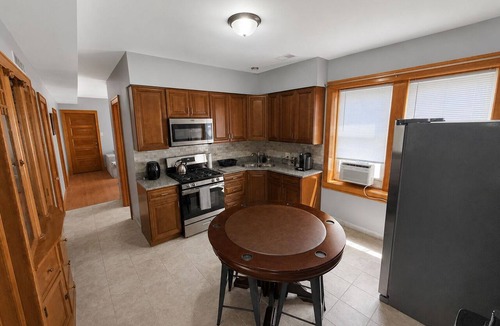 Little Village Apartment | Chicago Gem Near Downtown Steps from La Catedral Café : Family and Pet Friendly
