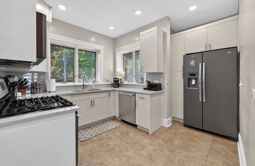 Rogers Park Condo | Chicago's North Side retreat with 3 bedrooms and free parking on premises