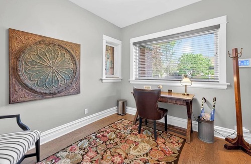 Rogers Park Condo | Chicago's North Side retreat with 3 bedrooms and free parking on premises