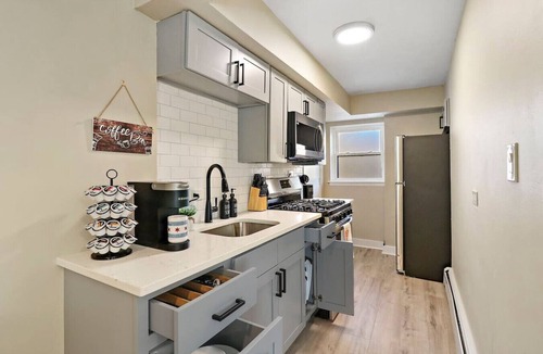 Forestview Condo | City Vibes 2BR | 20 min to DT, 15 min to Midway!