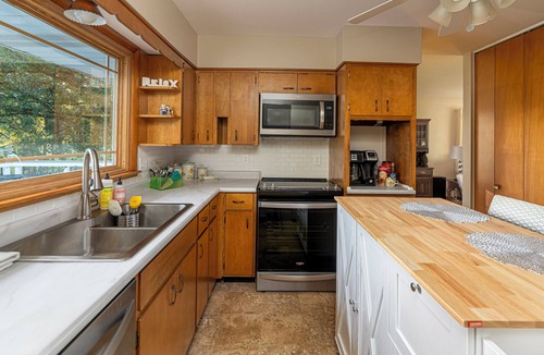 Wolf Creek House | Classic Lakeside Vacation Sleeps 9