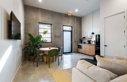 South 7th Ward Bed & Breakfast | Claudia | Sense of Calm and Relaxation, Walking Distance to the Excitement - PO