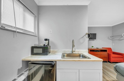 Riverview Apartment | Comfortable Stay for 2 – Streaming and Parking!